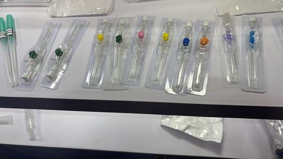 قیمت مناسب کانولای ورودی یکبار مصرفی با طراحی بالدار، اندازه های 14G-26G و PVC سازگار با زیست برای قرار دادن امن آنلاین